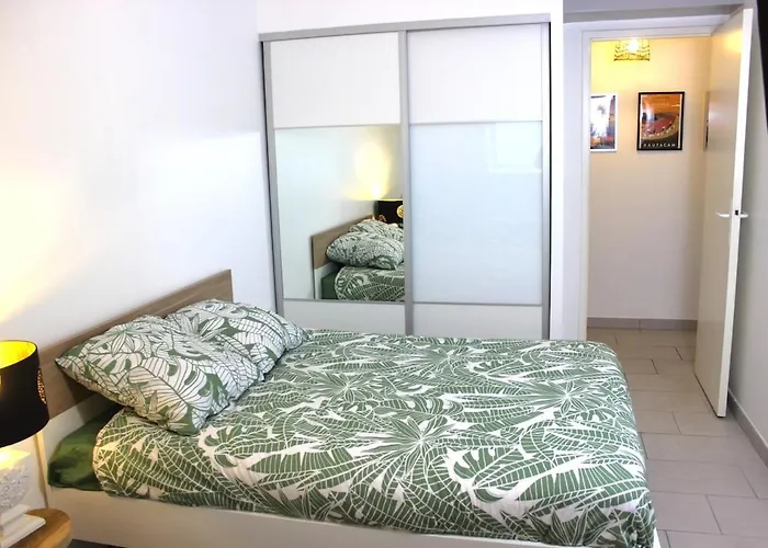 L'esprit De Lourdes, Proche Sanctuaire Et Gare, Vue Sur Le Chateau * Lourdes