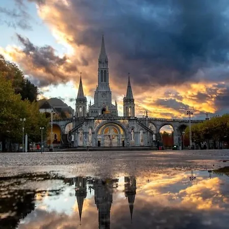 L'esprit De Lourdes, Proche Sanctuaire Et Gare, Vue Sur Le Chateau *