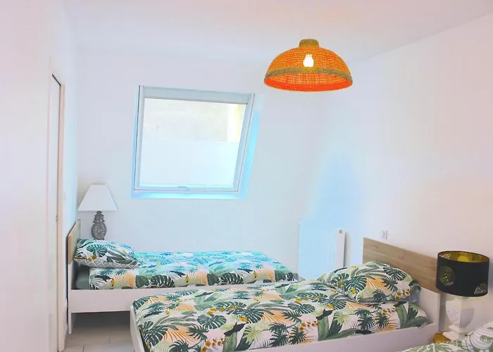 L'esprit De Lourdes, Proche Sanctuaire Et Gare, Vue Sur Le Chateau Lejlighed *