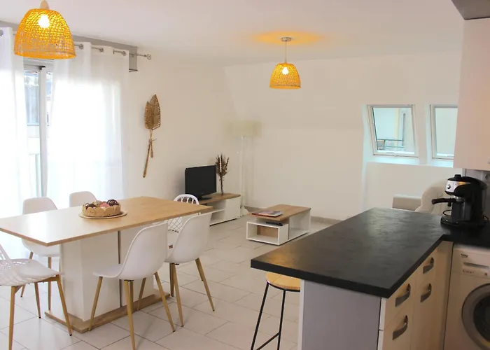 L'esprit De Lourdes, Proche Sanctuaire Et Gare, Vue Sur Le Chateau Lejlighed