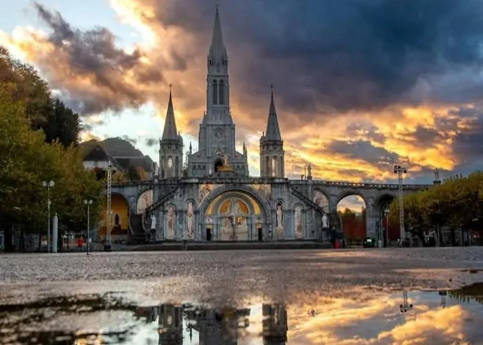 L'esprit De Lourdes, Proche Sanctuaire Et Gare, Vue Sur Le Chateau *